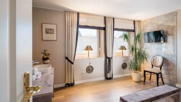 Exclusive Suite, Garden View | Bathroom | Shower, free toiletries, hair dryer, towels