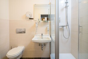 Comfort-Doppelzimmer | Badezimmer