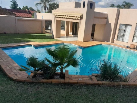 Pool. Merensky House