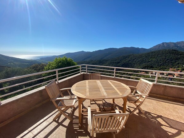 Outdoor dining - Maison vue mer Entre mer et Montagne (fozzano)