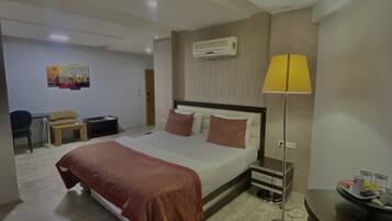 Minibaari, työpöytä, kannettavalle tietokoneelle sopiva työtila