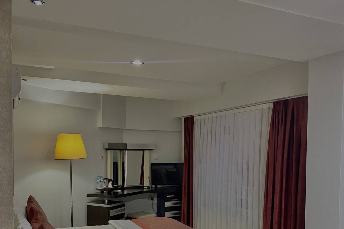 Minibar, escritorio y espacio para trabajar con laptop 