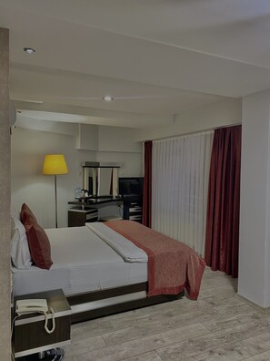 Habitación individual estándar, vistas a la ciudad | Minibar, escritorio, espacio para trabajar con un portátil