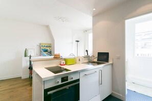 Kylskåp, mikrovågsugn, ugn och diskmaskin