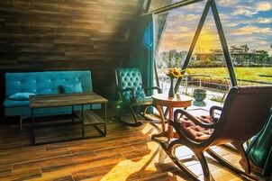 客房内保险箱、办公桌、遮光窗帘、熨斗/熨板