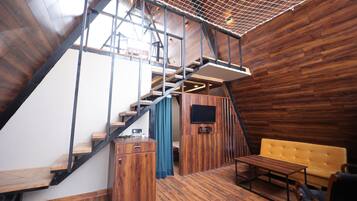 Sunshine A-Frame Cottage (Total: 4 Villas) | Área de estar | TV