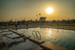 Una piscina al aire libre