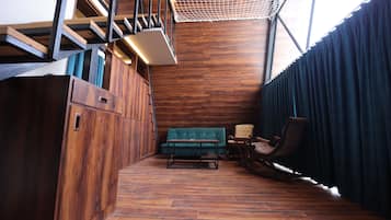 Sunshine A-Frame Cottage (Total: 4 Villas) | 起居區 | 電視