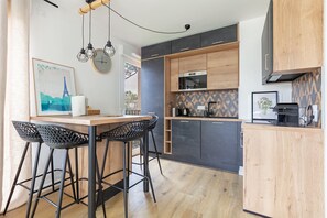 Microwave, oven, stovetop, dishwasher - Appartement Luxueux Hyper Centre Ville. Proche Paris et Disneyland (Chennevières-sur-Marne)