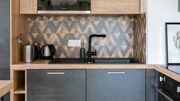 Een microgolfoven, een oven, een kookplaat, een vaatwasser