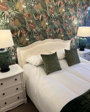 ห้องดับเบิล | ห้องพักตกแต่งอย่างมีเอกลักษณ์, ตกแต่งพิเศษโดยเฉพาะ, โต๊ะทำงาน