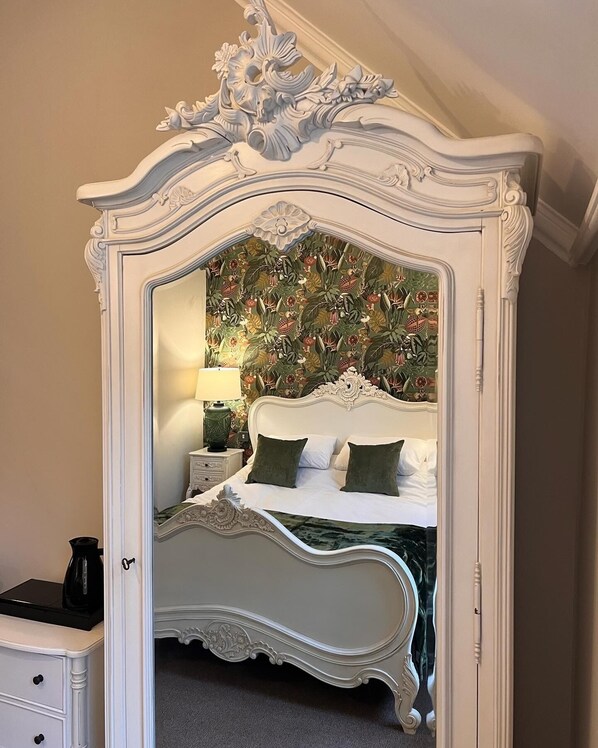 Individuell dekoriert, individuell eingerichtet, Schreibtisch