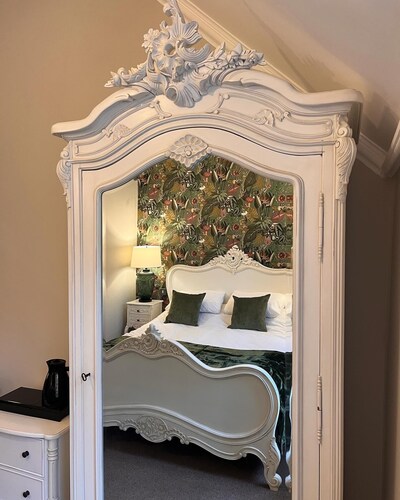 Roomours Luxury B&B with Private Parking