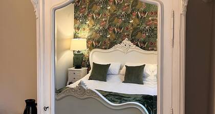 Roomours Luxury B&B with Private Parking