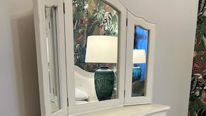 Unclassified image, 3 of 8, button - Roomours Luxury B&B with Private Parking (Llandudno)