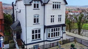 Unclassified image, 5 of 8, button - Roomours Luxury B&B with Private Parking (Llandudno)