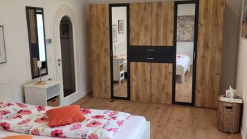 1 slaapkamer, een bureau, een strijkplank/strijkijzer, reisbedje