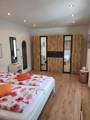 1 Schlafzimmer, Schreibtisch, Bügeleisen/Bügelbrett, Reisekinderbett