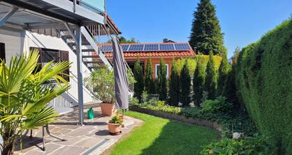 Sonnige Ferienwohnung Grassau mit Südterrasse und Garten, Zentral Gelegen