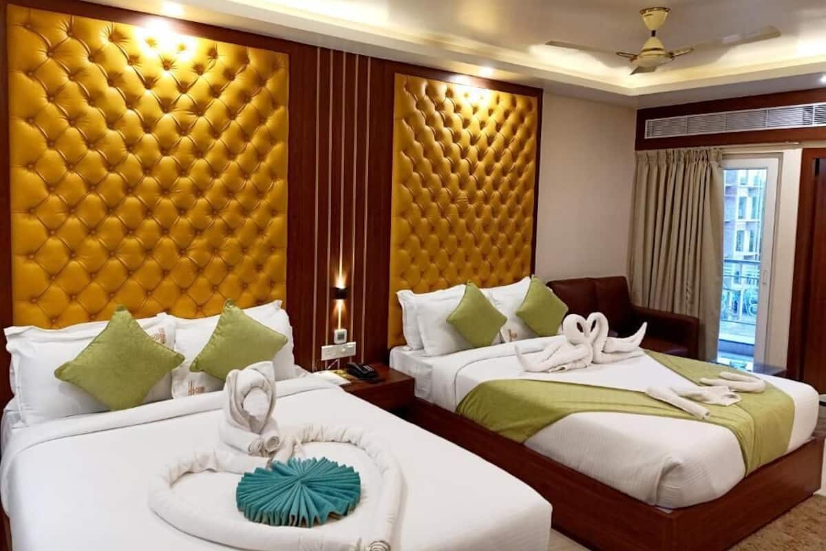 Deluxe Quadruple Room | In-room safe, soundproofing, iron/ironing board, free WiFi
