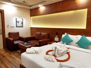 Royal Quadruple Room - Hotel Morning Glow (Kanthi)