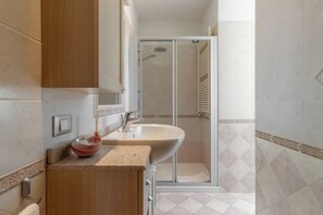 Hair dryer, towels, soap, toilet paper - Opale Apartment With View (Venezia)