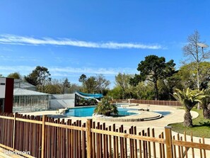 Una piscina techada, una piscina al aire libre