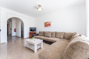 TV - Casa Pimenta | 5 Bedrooms  | Central| Olhos de Água (Albufeira)