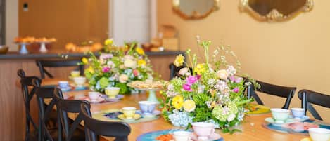 Free daily buffet breakfast