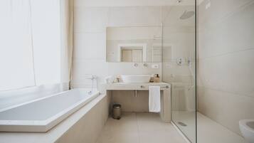 Superior Room | Bathroom | Free toiletries, hair dryer, slippers, bidet
