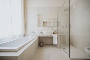 Habitación superior | Baño | Artículos de higiene personal gratuitos, secador de pelo y zapatillas