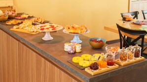 A buffet with various food items and condiments. - Palazzo Pandola - Luxury Suites (Naples)