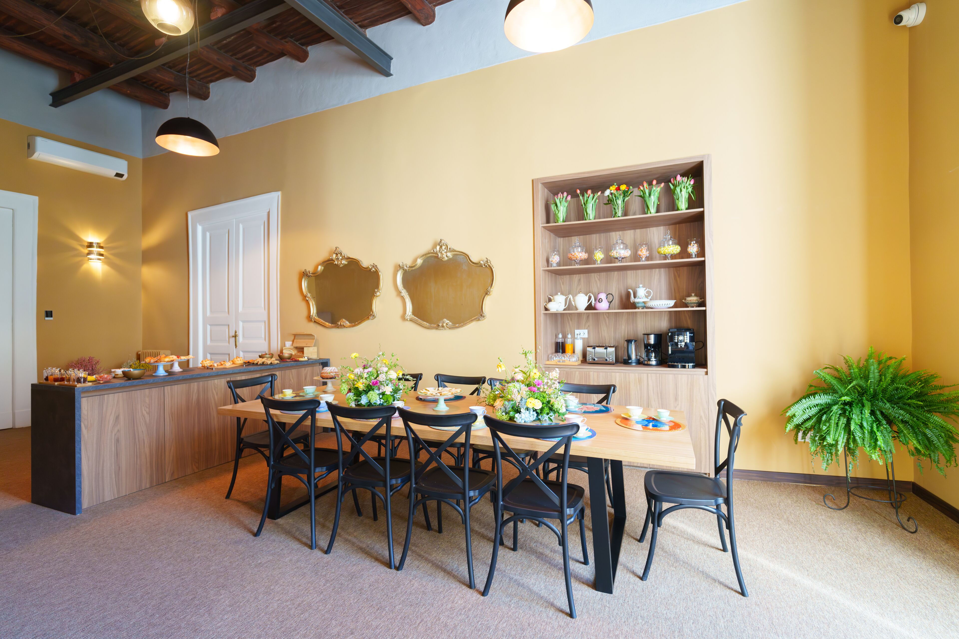 بوفيه فطور مجانًا يوميًا