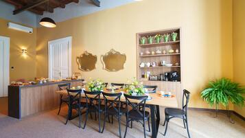 بوفيه فطور مجانًا يوميًا