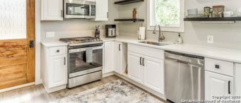 Geladeira, micro-ondas, fogão, cooktop