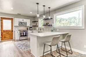 Fridge, microwave, oven, stovetop - Cozy Home Near Main Street Boerne (Boerne)