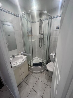 Shower, hair dryer, towels, toilet paper - Studio Climatisé vue mer Avec Parking (Le Lavandou)