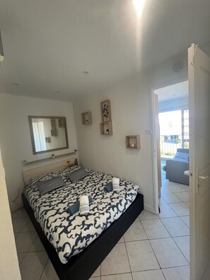 1 quarto, ferros/tábuas de passar roupa, roupa de cama