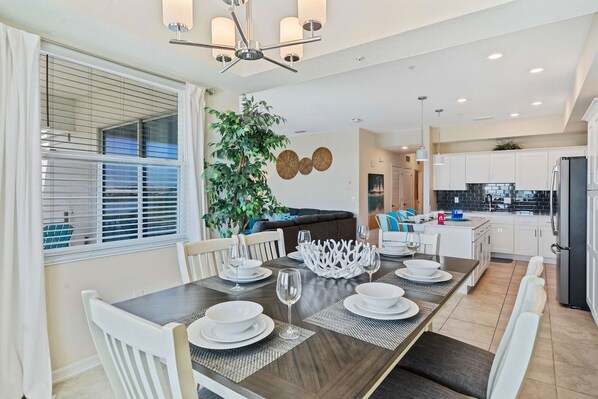 Amazing dinning area of the apartment in Kissimmee - Beautiful window facing dinning area of the apartment - Elite 6 persons dinning - Stunningly located large windows with mesmerizing views - Majestic decored space with beautiful paintings - Fun 2BR Retreat! Theme Room, Lake View near Disney (Kissimmee)