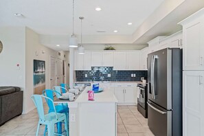 Fully equipped kitchen of the apartment in Kissimmee - Availability of all kitchen accessories - Large amount of storage - Sufficient space to work according to your ease - Excellent bright space of apartment - Availability of high chairs - Fun 2BR Retreat! Theme Room, Lake View near Disney (Kissimmee)