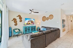 Luxurious living area of the apartment in Kissimmee - Cosy sofas - Elegantly decored living area - Large bright windows of the living area with Mesmerizing lake views - Beautifully furnished floor - Availability of TV and Netflix - Fun 2BR Retreat! Theme Room, Lake View near Disney (Kissimmee)