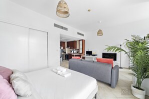 Estudio Confort, balcón, vista a la ciudad | Muebles diferentes, tabla de planchar con plancha y wifi gratis 