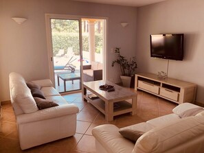 Televisie, een open haard, een dvd-speler en tafelvoetbal