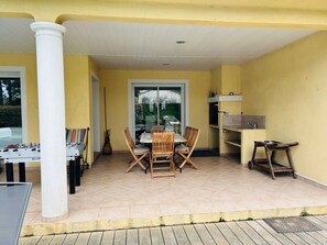 Outdoor dining - Maison Familial, Piscine Privée, à 5mins des Plages de Santa-guilia, Palombaggia (Porto-Vecchio)