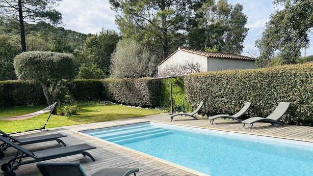 A swimming pool with wooden deck and lounge chairs. - Maison Familial, Piscine Privée, à 5mins des Plages de Santa-guilia, Palombaggia (Porto-Vecchio)