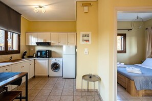 Refrigerador, horno, parrilla de estufa y cafetera y tetera