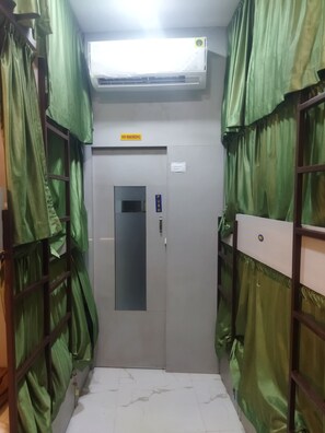 ベーシック 共同ドミトリー | 防音設備、WiFi (無料)