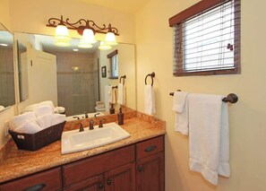 Hårføner og håndklær