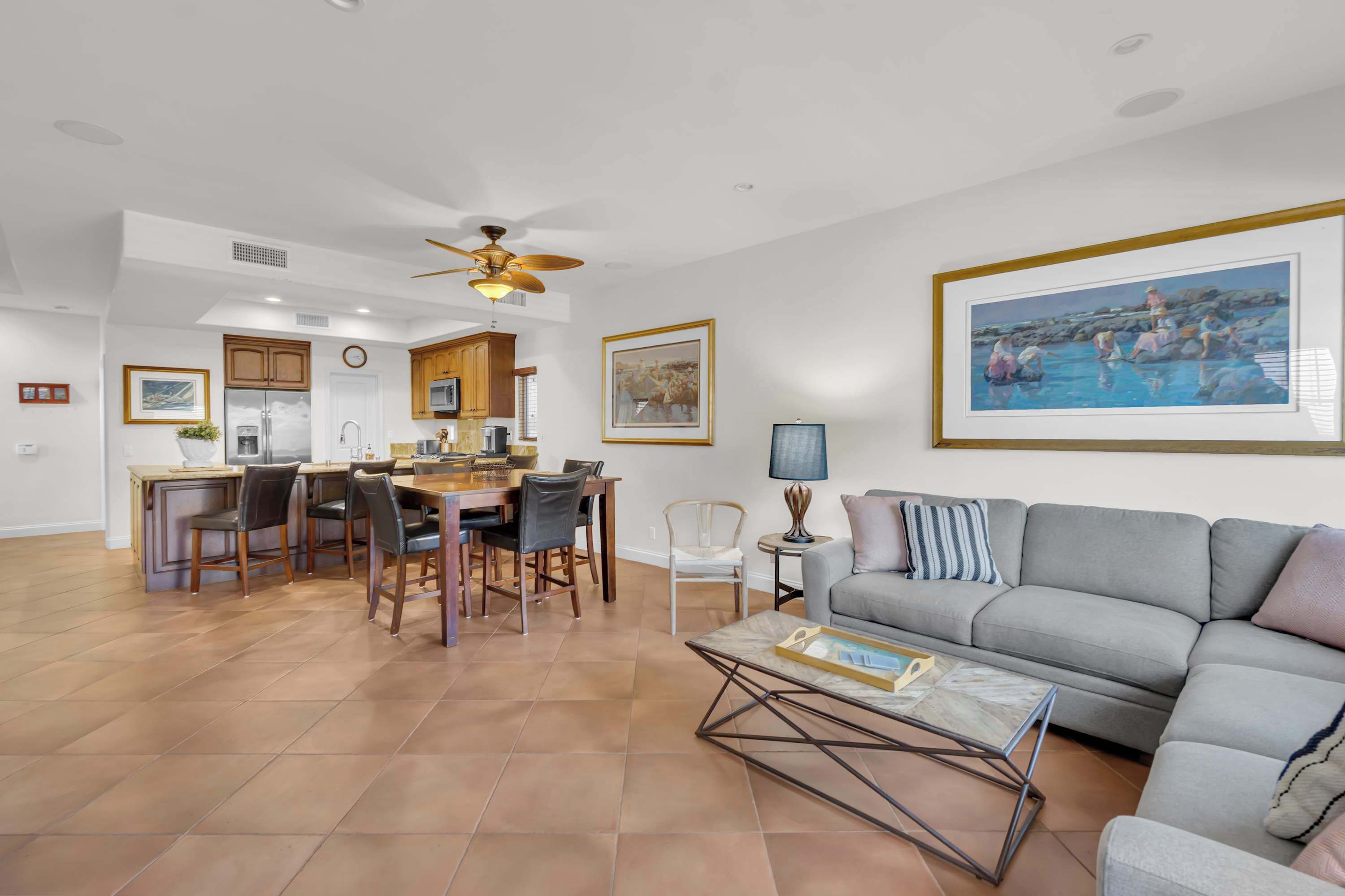 Smart TV, chimenea y oficina 