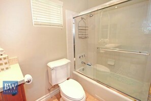 Secador de pelo y toallas